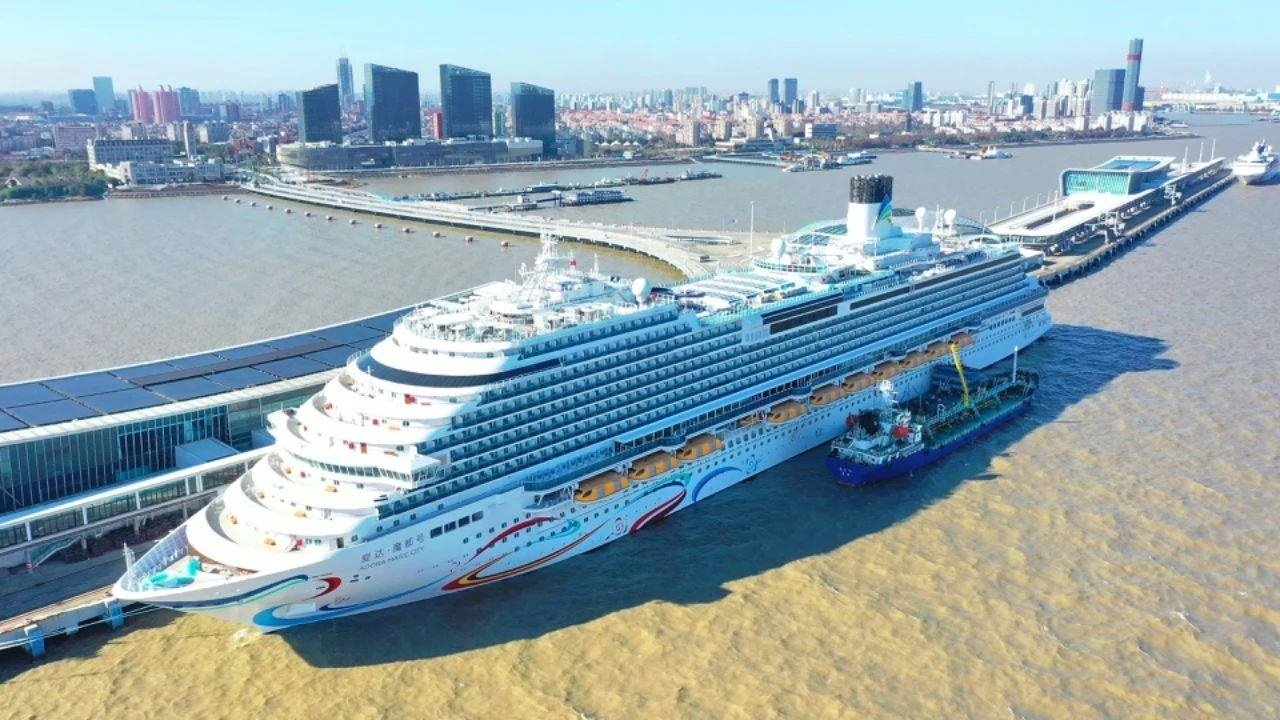 △2024年1月1日，國(guó)產(chǎn)首艘大型郵輪“愛達(dá)·魔都號(hào)”從上海吳淞口國(guó)際郵輪港開啟商業(yè)首航。