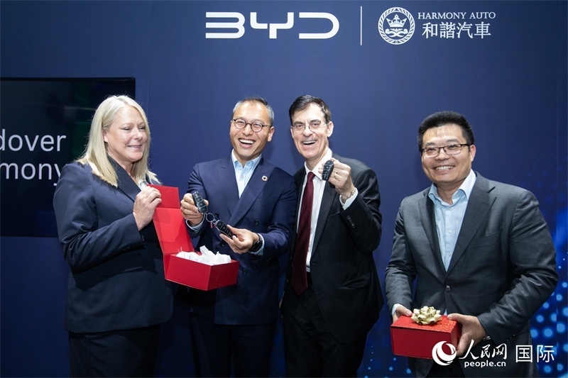 兩位英國消費者獲得新車鑰匙。人民網(wǎng)記者 許立群攝影