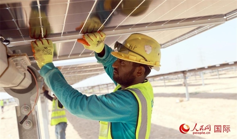 工人正在安裝光伏面板。人民網(wǎng)記者 管克江攝