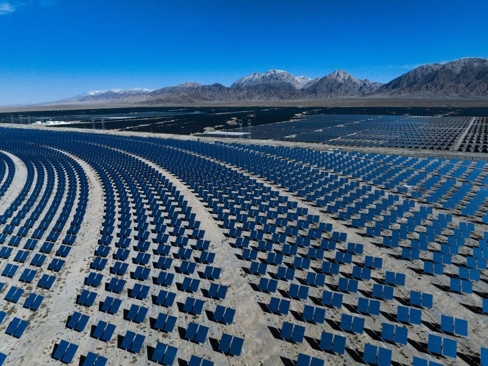 這是2024年4月23日在青海省海西蒙古族藏族自治州德令哈市光伏（光熱）產(chǎn)業(yè)園拍攝的光熱電站（無(wú)人機(jī)照片）。新華社記者 張龍 攝