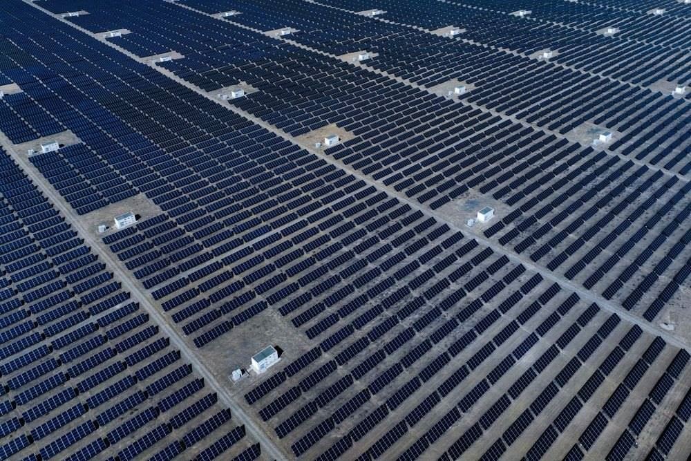 這是2024年4月15日在青海省海南藏族自治州共和縣塔拉灘綠色產(chǎn)業(yè)發(fā)展園區(qū)拍攝的光伏電站。新華社記者 張龍 攝