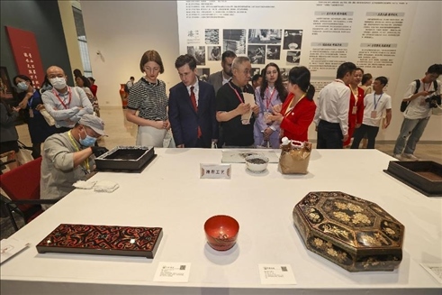 2023年5月28日，北京，推光漆器匠人為駐華使節(jié)展示技藝。
