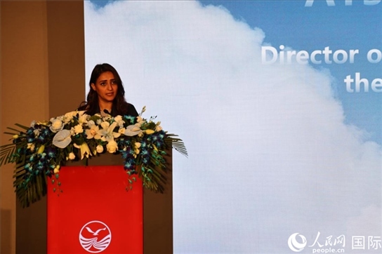 阿聯(lián)酋經(jīng)濟(jì)部旅游司司長艾莎·阿菲菲致辭。人民網(wǎng)記者張志文攝