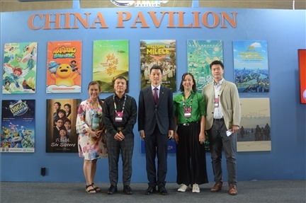 相關(guān)公司代表與中國駐里約熱內(nèi)盧總領(lǐng)館商務(wù)參贊敬艷輝在中國聯(lián)合展臺前合影。中廣國際公司供圖