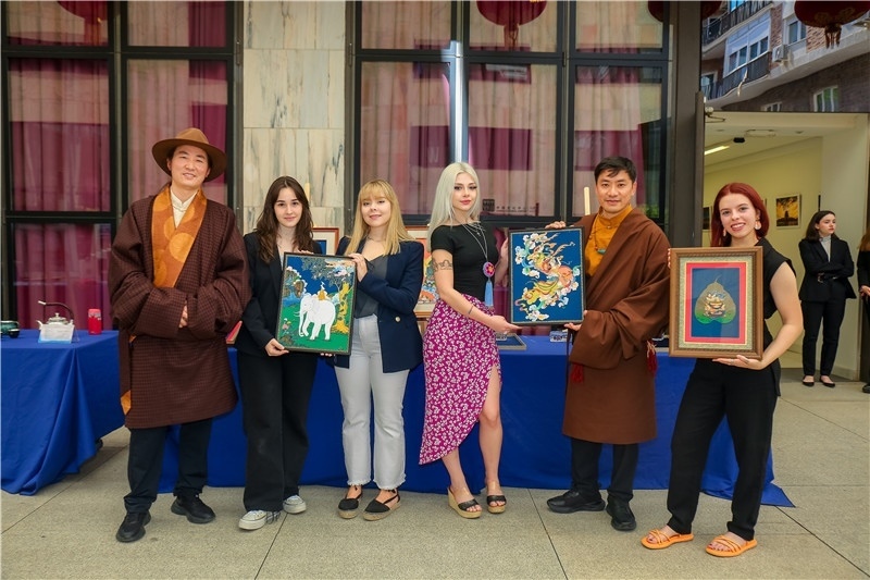 西班牙嘉賓參觀青海傳統(tǒng)手工技藝展示。主辦方供圖