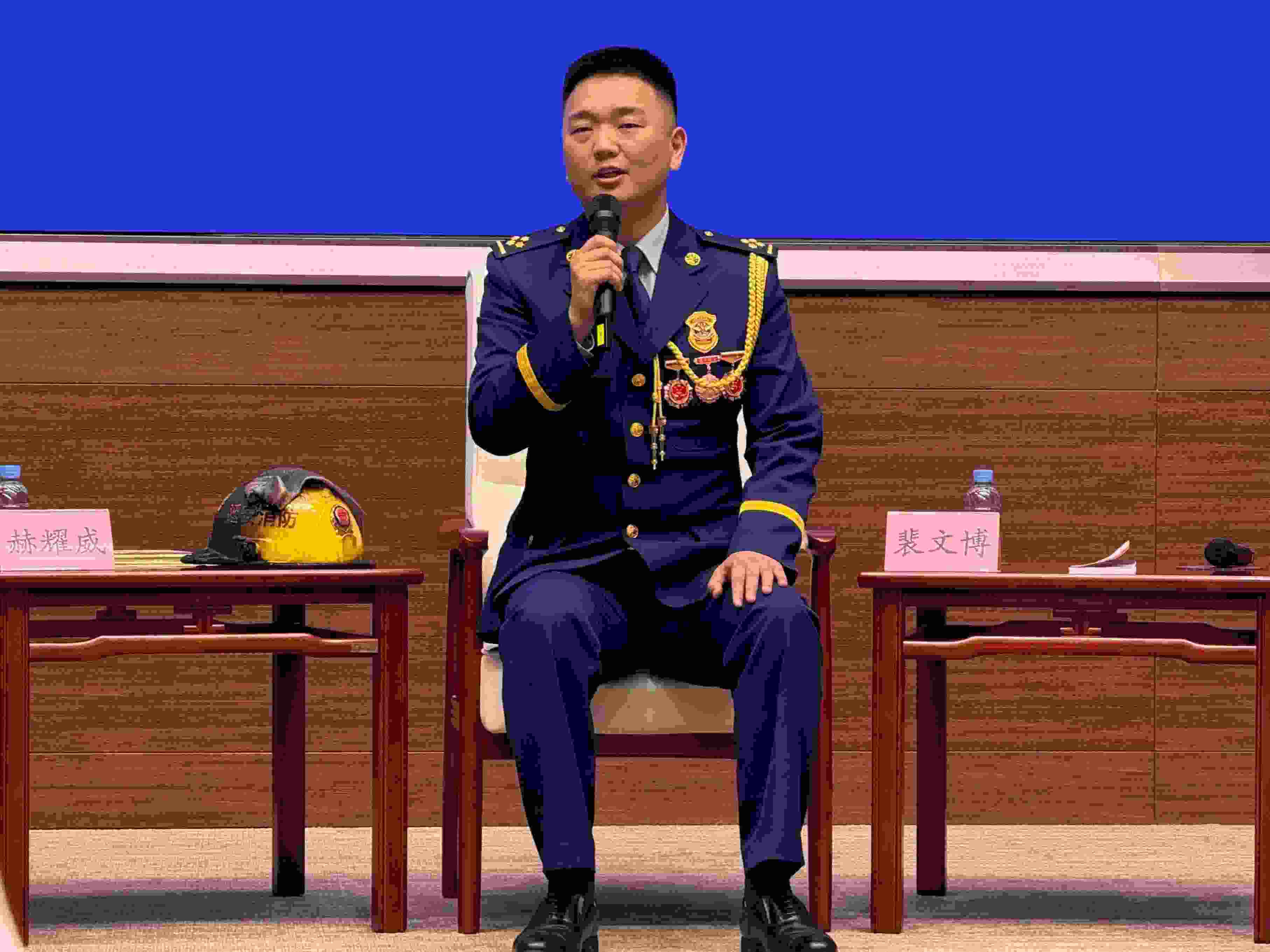 寶塔消防救援站政治指導(dǎo)員裴文博在回答記者提問。人民網(wǎng)記者 郝萍攝