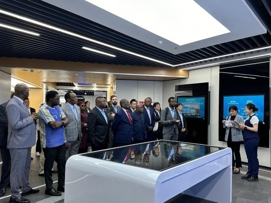 使節(jié)團考察云上貴州大數(shù)據(jù)集團展示中心。新華社記者 袁睿 攝