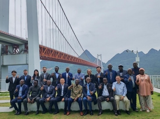 使節(jié)團與壩陵河大橋合影。新華社記者 吳思 攝