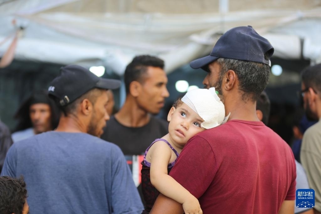 這是6月8日在加沙地帶中部努賽賴特難民營拍攝的傷員。新華社發(fā)（馬爾萬·達烏德攝）