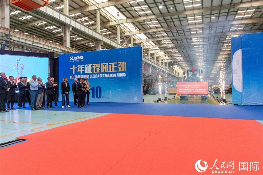 儀式上，米納斯吉拉斯州、波蘇阿雷格里市政府官員，徐工巴西制造的供應(yīng)商、經(jīng)銷商、客戶伙伴、員工代表和在巴中資機(jī)構(gòu)代表等，一起祝賀徐工巴西制造第23456臺(tái)產(chǎn)品下線并交付客戶。 人民日?qǐng)?bào)社拉美中心分社 威廉·科埃略·維亞納攝