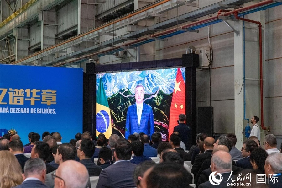 中國(guó)駐巴西大使祝青橋在視頻致辭中表示，徐工在巴西的發(fā)展，是眾多中國(guó)企業(yè)在習(xí)近平主席提出的共建“一帶一路”倡議推動(dòng)下，將中國(guó)的技術(shù)和產(chǎn)業(yè)發(fā)展成果帶往世界，促進(jìn)各國(guó)發(fā)展的縮影。 人民日?qǐng)?bào)社拉美中心分社 威廉·科埃略·維亞納攝