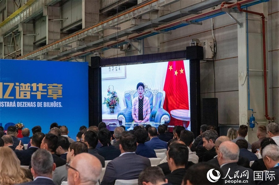 中國(guó)駐里約熱內(nèi)盧總領(lǐng)事田敏在視頻致辭中表示，中國(guó)是米納斯吉拉斯州第一大貿(mào)易伙伴和重要投資來(lái)源國(guó)。近年來(lái)，雙方在貿(mào)易投資、科技創(chuàng)新、裝備制造、人文交流等領(lǐng)域開展了富有成果的合作。 人民日?qǐng)?bào)社拉美中心分社 威廉·科埃略·維亞納攝