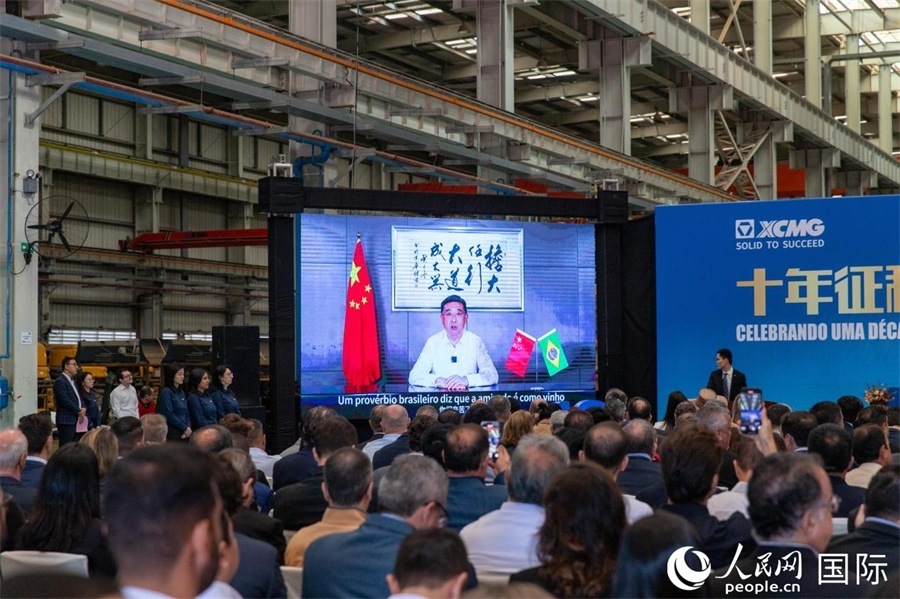 徐工集團(tuán)、徐工機(jī)械董事長(zhǎng)楊東升在視頻致辭中表示，徐工作為中國(guó)工程機(jī)械的排頭兵，堅(jiān)定不移實(shí)施國(guó)際化主戰(zhàn)略，投資運(yùn)營(yíng)的徐工巴西制造基地成為見(jiàn)證中巴友誼的標(biāo)桿示范。 人民日?qǐng)?bào)社拉美中心分社 威廉·科埃略·維亞納攝