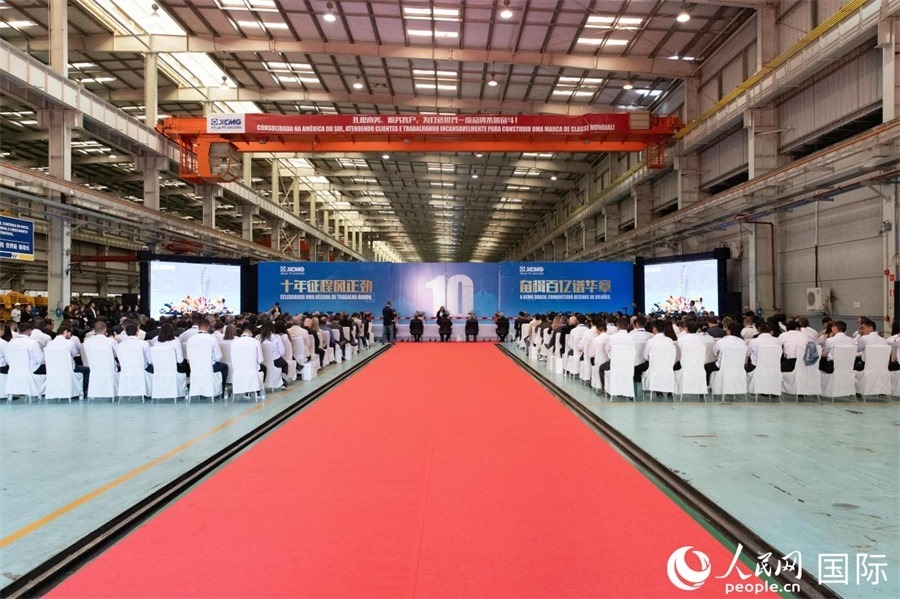 當(dāng)?shù)貢r(shí)間6月6日，徐工巴西制造有限公司（以下簡(jiǎn)稱“徐工巴西制造”）投產(chǎn)運(yùn)營(yíng)10周年暨第23456臺(tái)產(chǎn)品下線儀式在巴西米納斯吉拉斯州波蘇阿雷格里市徐工巴西制造基地舉行。 人民日?qǐng)?bào)社拉美中心分社 威廉·科埃略·維亞納攝