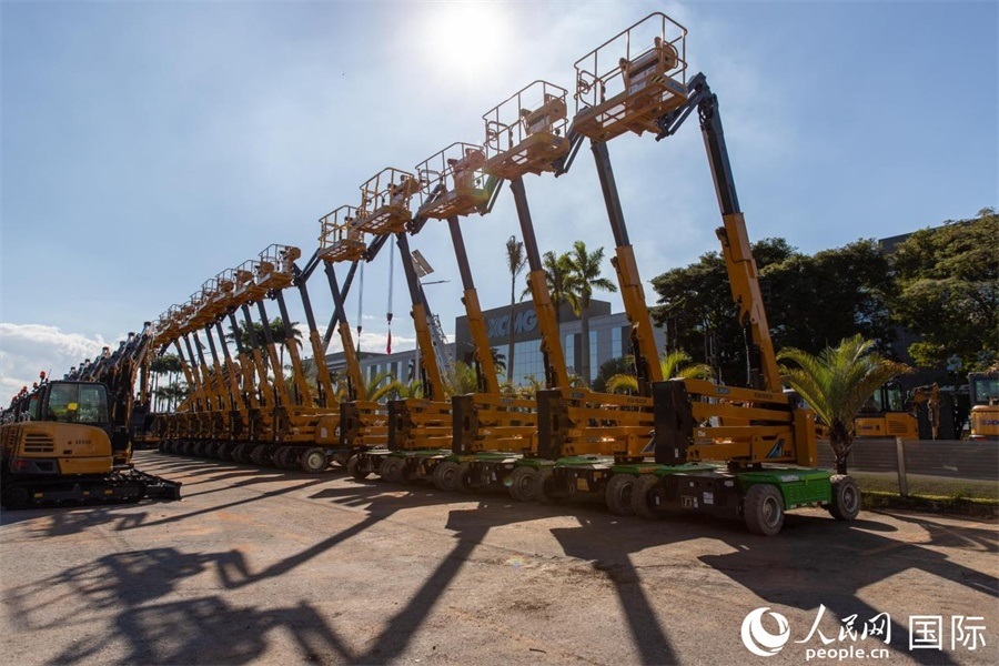 在徐工巴西制造生產(chǎn)基地，一批完成生產(chǎn)的設(shè)備正準(zhǔn)備交付客戶。 人民日?qǐng)?bào)社拉美中心分社 威廉·科埃略·維亞納攝