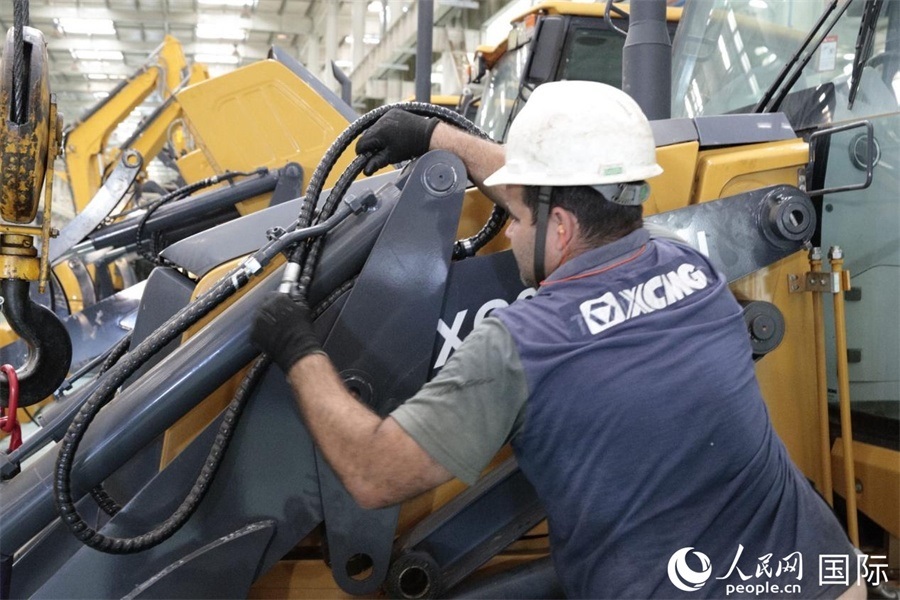 一名徐工巴西制造基地的當(dāng)?shù)貑T工正在進(jìn)行設(shè)備安裝和調(diào)試。 人民日?qǐng)?bào)社拉美中心分社 威廉·科埃略·維亞納攝