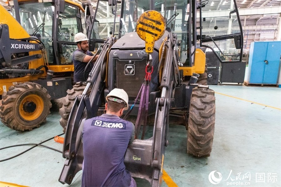 兩名徐工巴西制造基地的當(dāng)?shù)貑T工正在進(jìn)行設(shè)備安裝和調(diào)試。 人民日?qǐng)?bào)社拉美中心分社 威廉·科埃略·維亞納攝