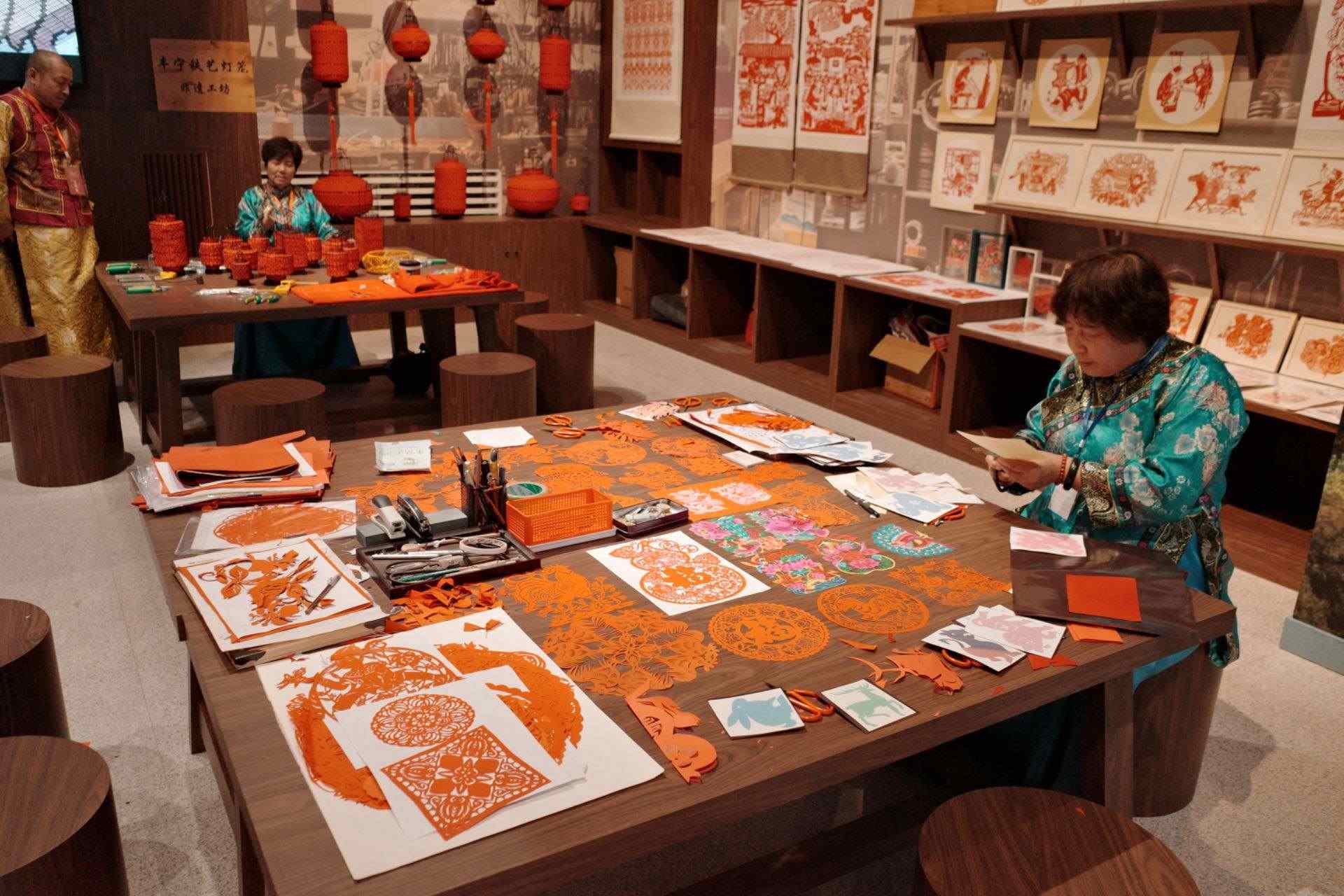 “氣象萬千——中國非遺保護實踐主題展”上，非遺傳承人現(xiàn)場展示。人民網(wǎng)記者 劉微攝