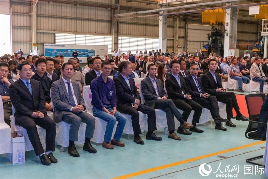 巴西米納斯吉拉斯州、波蘇阿雷格里市政府官員，徐工巴西制造的供應(yīng)商、經(jīng)銷商、客戶伙伴和員工代表，以及在巴中資機(jī)構(gòu)代表等200多人，出席了徐工巴西制造投產(chǎn)運(yùn)營(yíng)10周年暨第23456臺(tái)產(chǎn)品下線儀式。 人民網(wǎng) 威廉·科埃略·維亞納攝