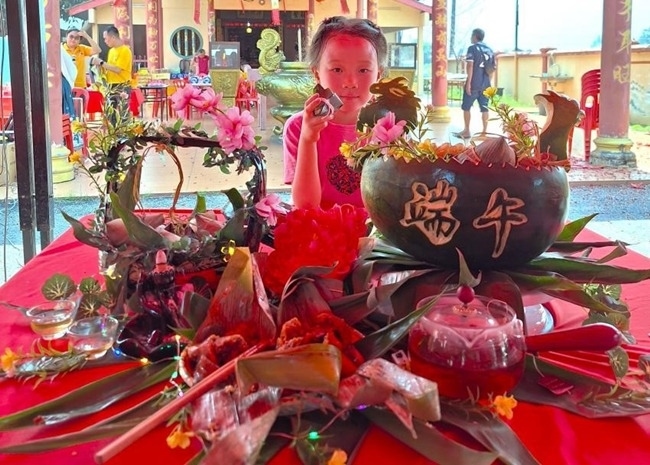 小朋友展示學裹粽子的成品照。組委會供圖