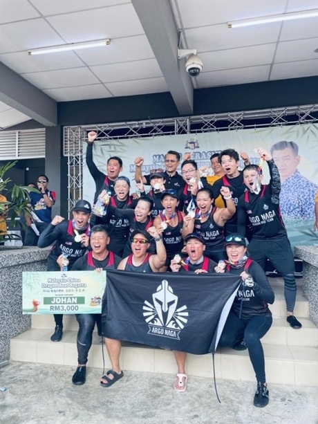 全體隊員歡慶取得混合組冠軍。組委會供圖