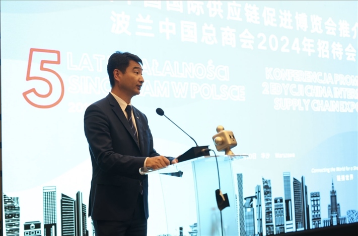 波蘭中國總商會(huì)會(huì)長(zhǎng)胡新元致辭。