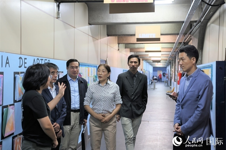 中國(guó)駐里約總領(lǐng)館商務(wù)參贊敬艷輝（右一）等嘉賓在里約孔院中方院長(zhǎng)孫艷萍（左一）帶領(lǐng)下，參觀薩繆爾·韋納公立學(xué)校的中文教室，了解該校中文教學(xué)軟硬件設(shè)施。人民網(wǎng)記者 時(shí)元皓攝