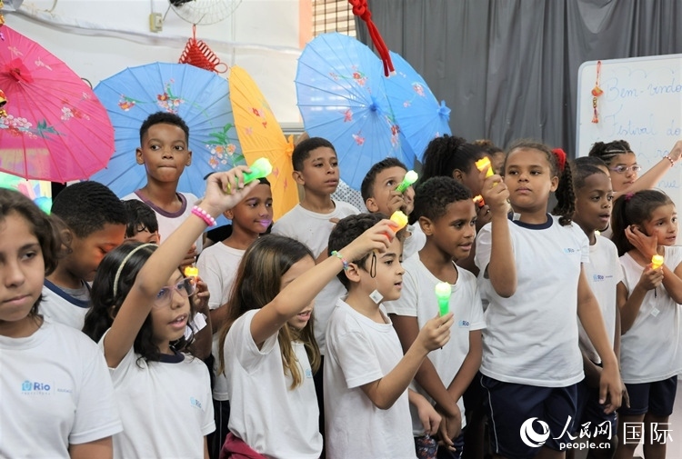 端午節(jié)活動(dòng)在里約薩繆爾·韋納公立學(xué)校舉辦，該校師生合唱中文歌曲。 人民網(wǎng)記者 時(shí)元皓攝