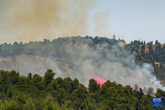 6月12日，以色列北部加利利地區(qū)遭受火箭彈襲擊后冒出滾滾濃煙。新華社發(fā)（阿亞爾·馬戈林?jǐn)z/基尼圖片社）