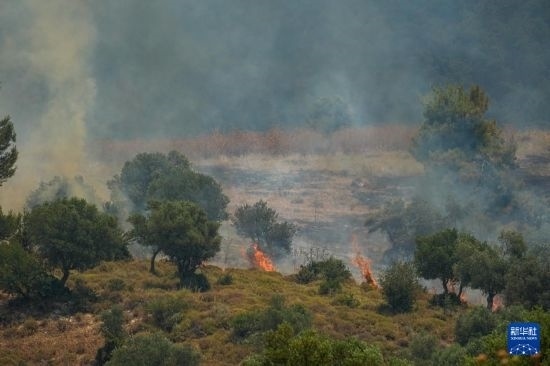 6月12日，以色列北部加利利地區(qū)遭受火箭彈襲擊后冒出滾滾濃煙。新華社發(fā)（阿亞爾·馬戈林?jǐn)z/基尼圖片社）