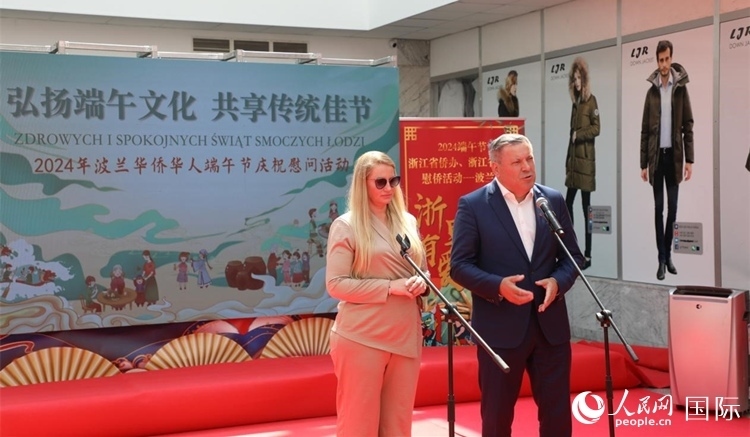 皮耶霍欽斯基（右）在活動上致辭。人民網(wǎng)記者 李增偉攝