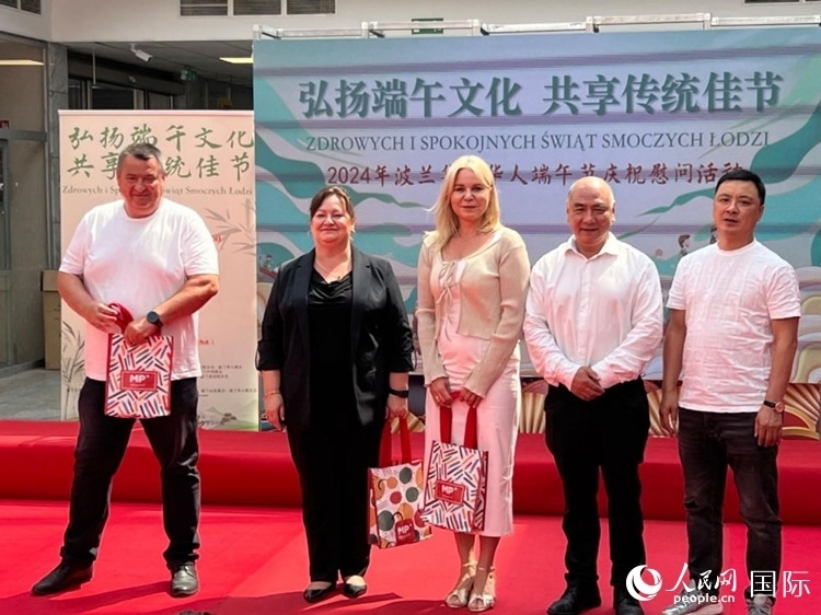 向波蘭友人發(fā)放端午節(jié)慰問品。人民網(wǎng)記者 李增偉攝