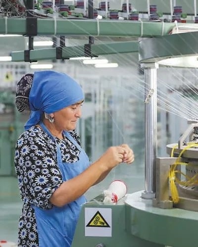 在針織毛坯車間，當(dāng)?shù)毓と苏诮泳€。胡澤曦攝