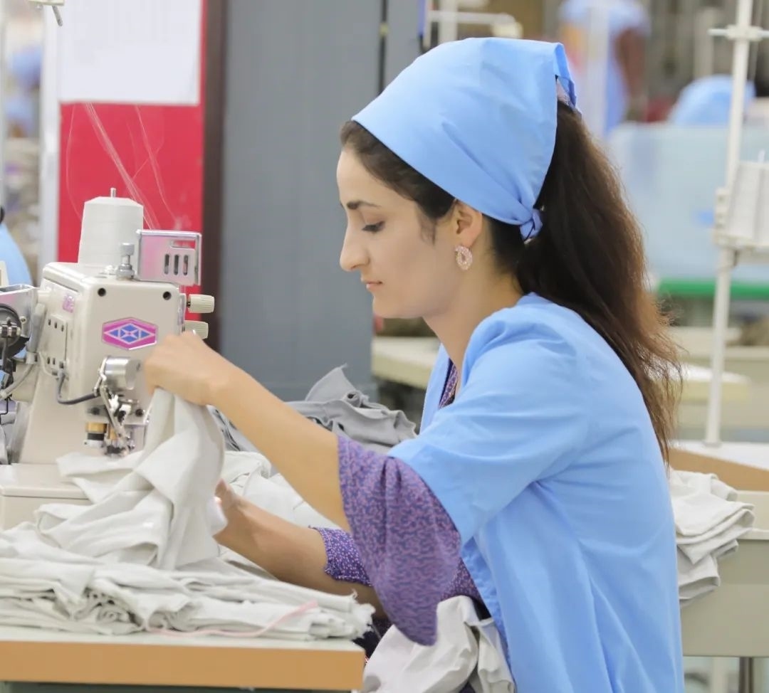 當(dāng)?shù)毓と苏谶M行成衣縫紉。胡澤曦攝