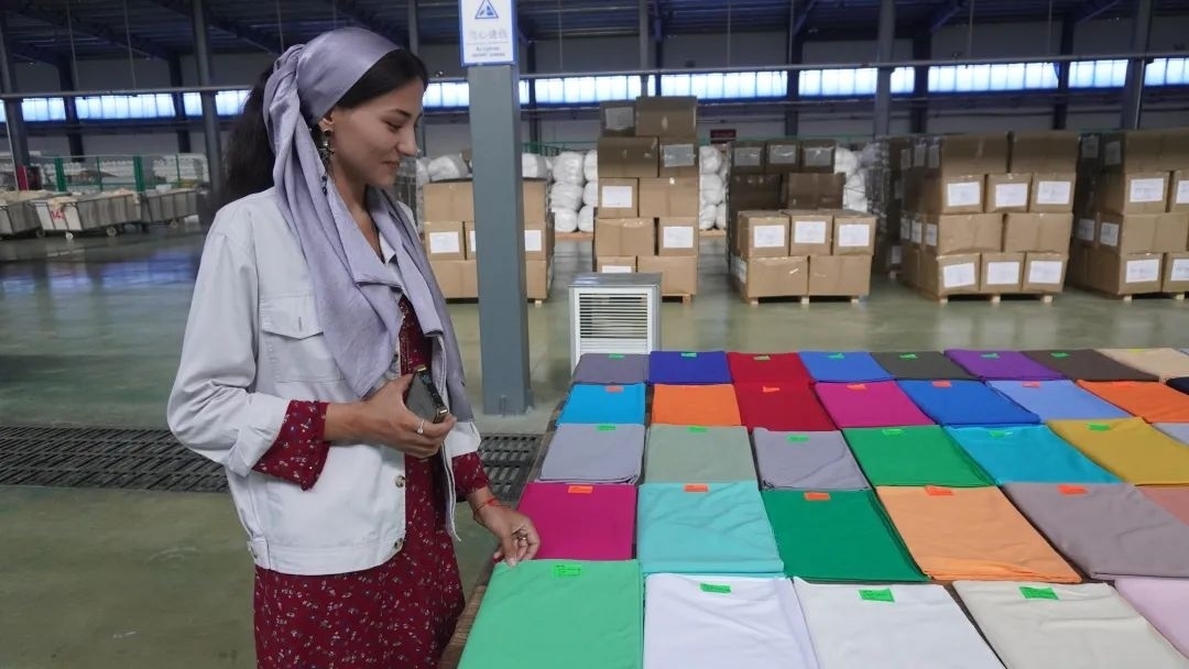 當(dāng)?shù)毓と苏跈z驗成品。曲頌攝