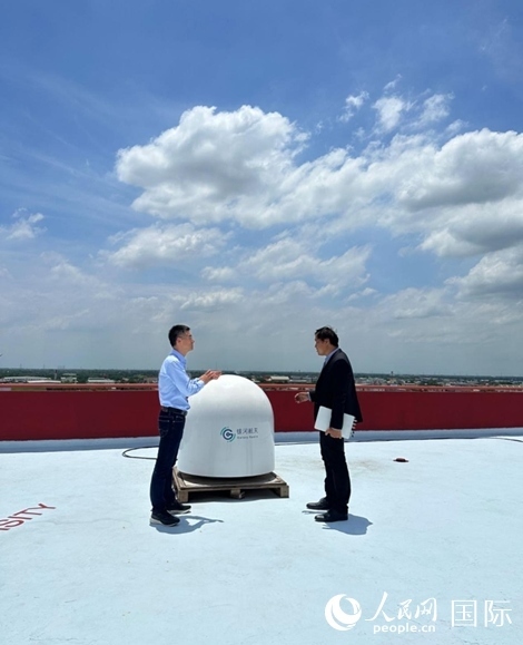 中泰兩國技術(shù)人員交流低軌寬帶衛(wèi)星互聯(lián)網(wǎng)運(yùn)行情況。人民網(wǎng)記者 簡(jiǎn)承淵攝