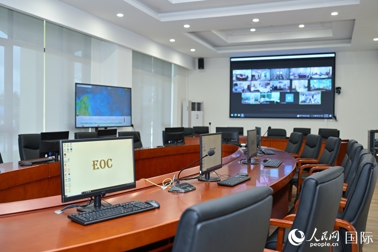 援緬甸國家疾控中心應(yīng)急指揮中心內(nèi)。人民網(wǎng)記者 謝佳君攝