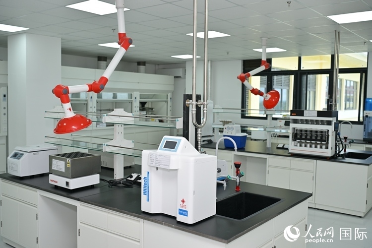 援緬甸國家疾控中心實驗室內(nèi)。人民網(wǎng)記者 謝佳君攝