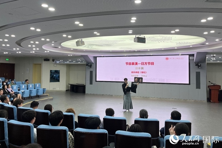 日本大學生介紹能樂知識。人民網記者 陳思攝