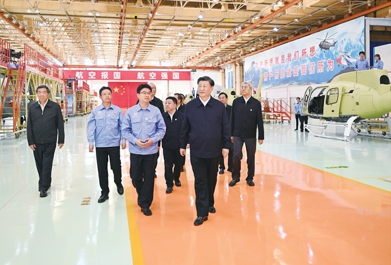 2023年10月10日至13日，中共中央總書記、國家主席、中央軍委主席習近平在江西考察。這是11日上午，習近平在景德鎮(zhèn)市昌河飛機工業(yè)（集團）有限公司考察。 新華社記者 燕雁/攝