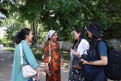 人民日?qǐng)?bào)記者和塔方記者在進(jìn)行交流。顏歡攝