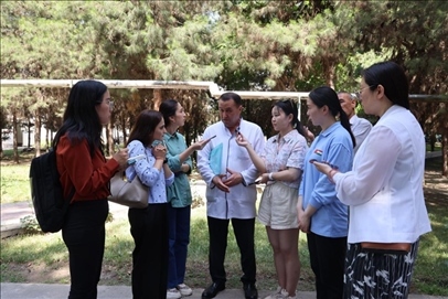 聯(lián)合采訪團(tuán)隊(duì)在采訪塔吉克斯坦中央眼科醫(yī)院副院長(zhǎng)馬爾索羅夫·薩爾杜洛。胡澤曦?cái)z