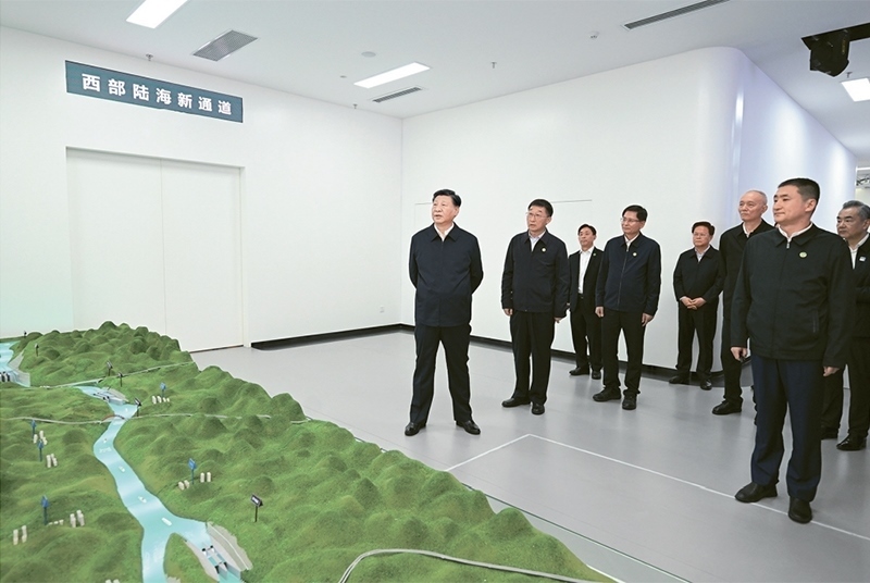 2023年12月14日至15日，中共中央總書記、國家主席、中央軍委主席習近平在廣西考察。這是14日上午，習近平在南寧市考察中國—東盟信息港股份有限公司，結(jié)合平陸運河沙盤聽取西部陸海新通道骨干工程建設(shè)匯報。 新華社記者 謝環(huán)馳/攝