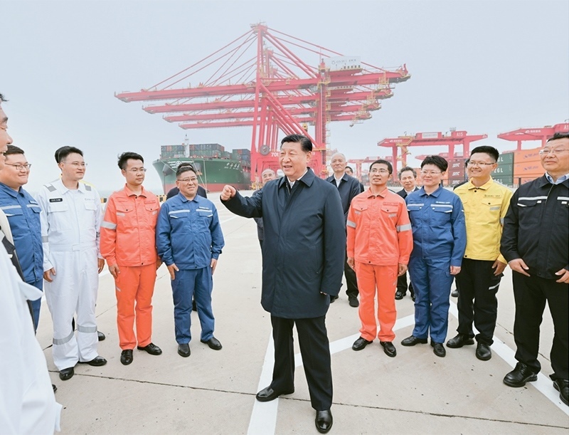 2024年5月22日至24日，中共中央總書記、國家主席、中央軍委主席習近平在山東考察。這是22日下午，習近平在日照港親切慰問港口科技工作者、運營人員、航運人員。 新華社記者 謝環(huán)馳/攝