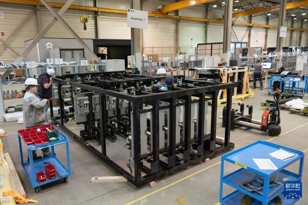 2024年1月26日，在匈牙利比奧托爾巴吉，員工在蔚來能源歐洲工廠工作。新華社發(fā)（弗爾季·奧蒂洛 攝）