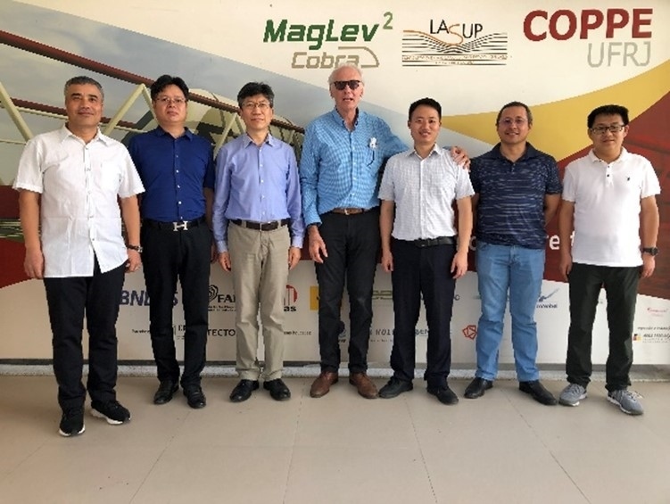 實驗室建設(shè)團隊主要負責人與巴西里約熱內(nèi)盧聯(lián)邦大學交流。西南交通大學供圖