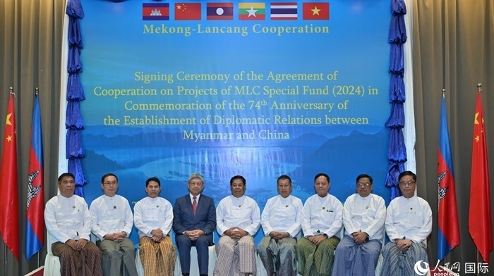 中國(guó)駐緬甸大使陳海（左四）與緬方執(zhí)行部委部長(zhǎng)合影。人民網(wǎng)記者 謝佳君攝