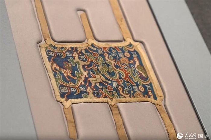 “五星出東方利中國”織錦護(hù)臂。人民網(wǎng)記者 張麗婭攝