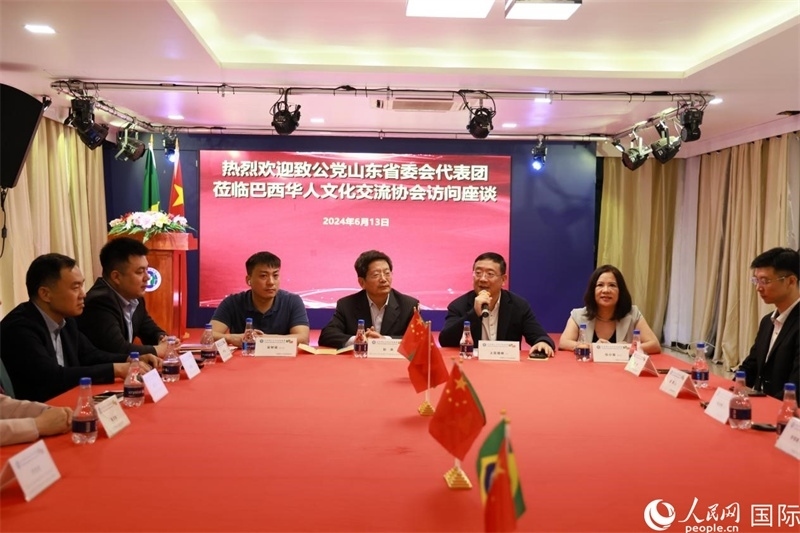 巴西華人文化交流協(xié)會主席上官劍鋒在座談會上致辭。人民網(wǎng)記者 宋亦然攝