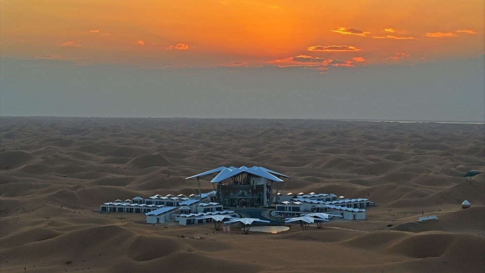 這是位于寧夏中衛(wèi)市沙坡頭景區(qū)的星星酒店（2023年9月6日攝，無人機照片）。新華社記者 王鵬 攝